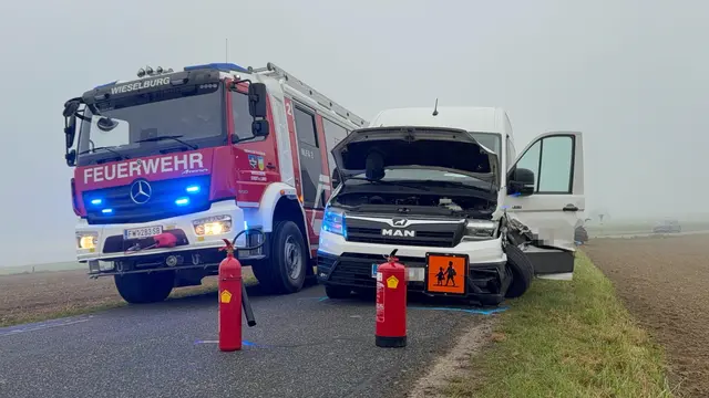 Am Mittwochmorgen den 22.10.2025 kam es in der Gemeinde Bergland, Ortsteil Schöllenbach (Bezirk Melk), zu einem Verkehrsunfall zwischen einem Pkw und einem Schulbus. | Foto: DOKU-NÖ