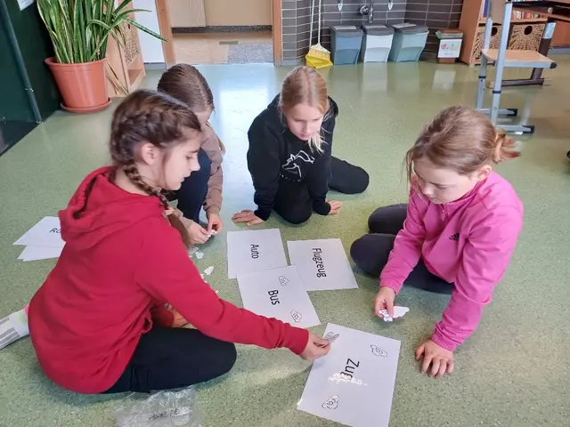 Die Volksschülerinnen und Volksschüler beschäftigten sich spielerisch mit Verkehrsmitteln.