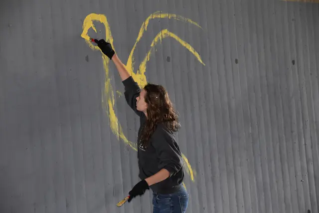 Die Schülerinnen und Schüler malten Friedenssymbole an die Wand der Unterführung. | Foto: Michael Strini
