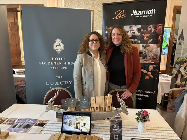 Lydia Markovic (rechts), Assistant Human Resources Managerin beim Hotel Goldener Hirsch in Salzburg, mit ihrer Kollegin beim Career Day 2025. | Foto: Emanuel Hasenauer