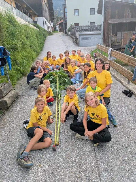 Die Bezirkssieger aus Ranggen mit ihrer Sonnenblume.  | Foto: Grünes Tirol