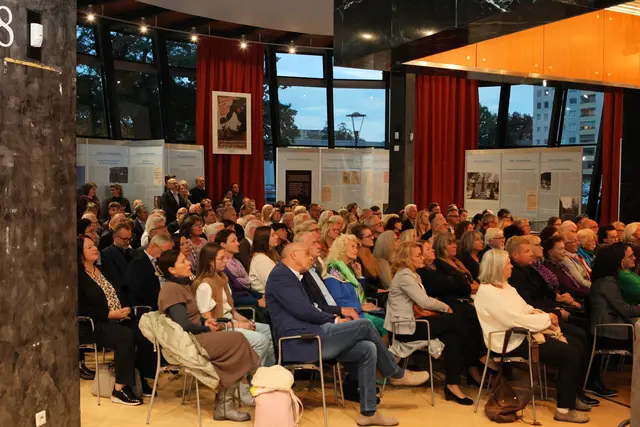 Der Saal ist bis auf den letzten Platz gefüllt | Foto: Boris Novak
