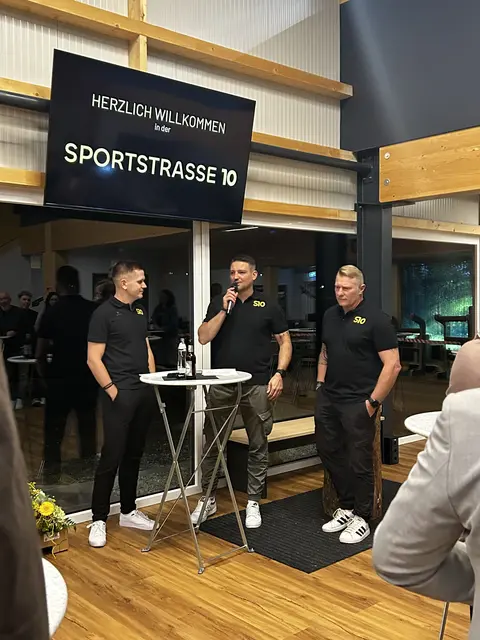Paul Nösslböck, Stefan Weiß und Jürgen Mairhofer (v. l.) bei der Eröffnung des Fitnesstudios. | Foto: S10