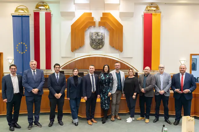 Landtagspräsidentin Astrid Eisenkopf (6.v.l.), WINE Intergroup-Präsident Robert Hergovich (5.v.l.) und Mitglieder der WINE Intergroup im Sitzungssaal des Burgenländischen Landtages. | Foto: Landesmedienservice Burgenland/Hans Christian Gmasz