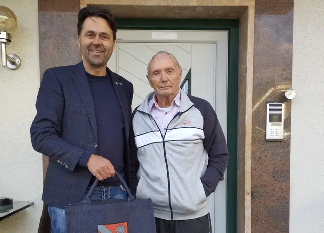 Bürgermeister Dietmar Rauter mit dem Jubilar. | Foto: Gemeinde St. Urban