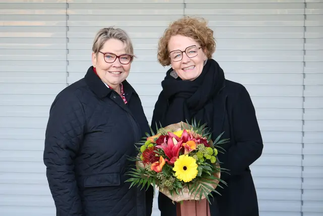 Bürgermeisterin Karin Baier (SPÖ) und Landesrätin Christiane Teschl-Hofmeister (ÖVP) freuen sich über das  Kindergartenprojekt.