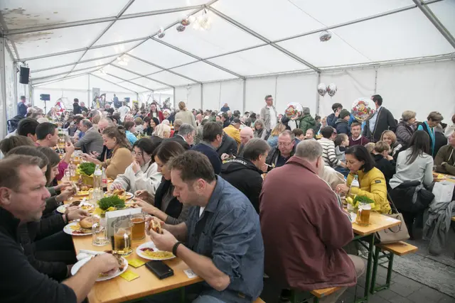 Die Raiffeisenbank Kuchl-St. Koloman feierte am Samstag, den 18. Oktober 2025, ihr 100-jähriges Bestehen mit Musik und guter Laune.  | Foto: Waltraud Dorn