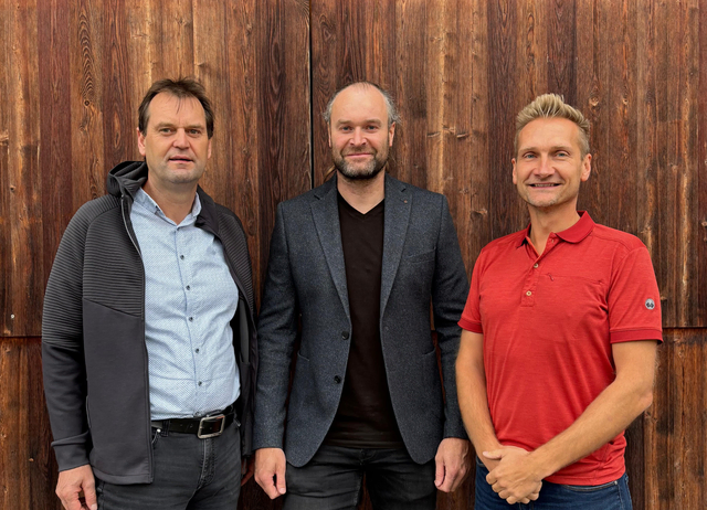 Martin Haas (Betriebsleitung Holzbau Höck), Hannes Pöll, Holzbau Bereichsleitung der Bodner Gruppe und Hannes Ploner (Betriebsleitung Buchauer &amp; Strasser) blicken einer vielversprechenden und erfolgreichen gemeinsamen Zukunft entgegen. | Foto: Bodner Gruppe