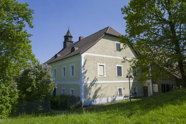 Das Kubin-Haus in Zwickledt war über 50 Jahre lang Lebensmittelpunkt und Wirkungsstätte Alfred Kubins (1877-1959). Es wird im Film "Unter unserem Himmel: Der Magier von Zwickledt – Alfred Kubin und das Innviertel" auch gezeigt.  | Foto: Maritsch