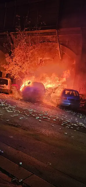Einsatz in den frühen Morgenstunden: Feuerwehr und Polizei rückten zu einem Fahrzeugbrand in Pradl aus. | Foto: Rotes Kreuz Innsbruck