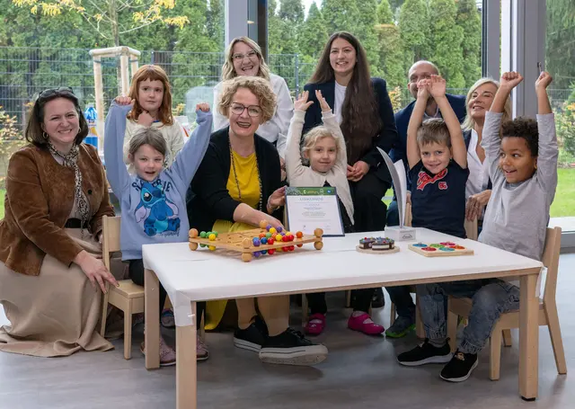 Kindergarteninspektorin Birgit Wallner, Leonie, Aurelia, Familien-Landesrätin Christiane Teschl-Hofmeister, Elementarpädagogin Sandra Frainzberger, Marie Loiuse, Elementarpädagogin Sophie Baumgartner, Landespersonalvertreter Michael Filz, Luca, Kindergartenleitung Karin Puszter-Kitz und Sana Liem | Foto: NLK Filzwieser