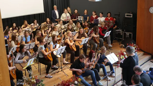 Das Schulorchester Saitenwind unter der Leitung von Hemma Oberleithner. | Foto: H. Klein