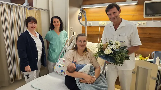 DKKP Sonja Kirchhofer, Hebamme Marianne Weißensteiner, Laura Schachner mit Sohn Matthias und Arzt Andreas Pfligl. | Foto: Landesklinikum Amstetten