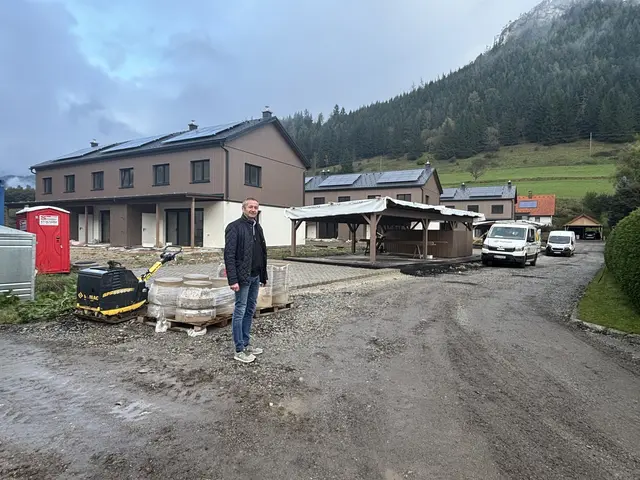 Bürgermeister Peter Tautscher zeigte sich beim Neubau in der Schenkfeldstraße erfreut über die neuen Wohneinheiten für junge Familien. Die Schlüsselübergabe soll Anfang Dezember erfolgen. | Foto: MeinBezirk/A.Thenhalter