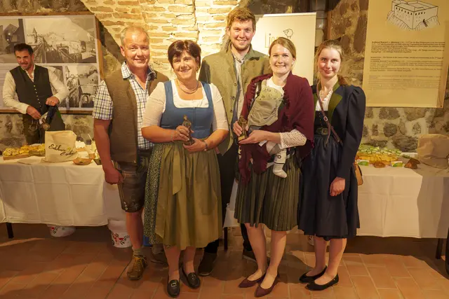 Die besten im Pinzgau: Mit dem Salzburger Theodul als Kategorie Sieger ausgezeichnet wurden: Hartkäse - „Walcher Bergkas“ von Wolfgang Dankl vom Pinzga Kas Mobil aus Piesendorf, Almkäse - „Heublumen“ von Anton und Kathrin Pichler von der Litzelhofalm in Rauris. Im BiLd v.l. Wolfgang und Margit Dankl, Anton und Kathrin Pichler mit Eva Bernatz. | Foto: LK/Djuhic