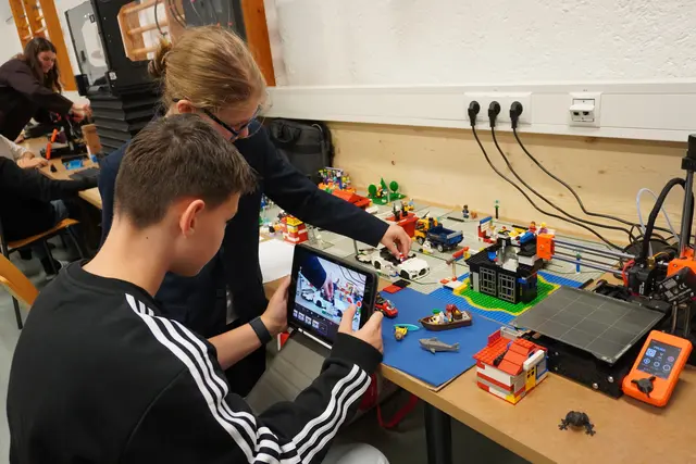 Die Kinder können auch Video und Audioprojekte in den MINT-Labs erstellen. Im Bild:  Der Versuch eines Stopmotion- Films.  | Foto: AMG