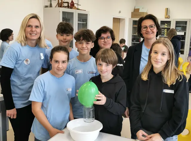 Station Physiksaal. Direktorin Cornelia Dammelhart (rechts) mit Schülern und Lehrerinnen beim Experimentieren. | Foto: Josef Messirek