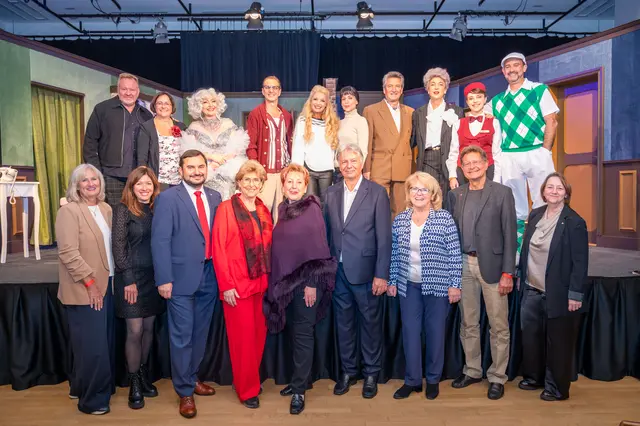 Vizebürgermeisterin Gabriele Schiener (4.v.l.) und Kulturreferent Dieter Zelber (3.v.l.)
mit GR-Kollegen und dem Ensemble von „Carmen darf nicht platzen“ unter der
Leitung von Marcus Strahl (Bühne links). | Foto: Gemeinde Brunn/Johanna Hoblik