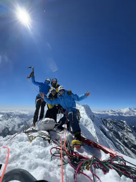Die Innsbrucker Alpinisten Benjamin Zörer und Lukas Waldner haben gemeinsam mit zwei italienischen Bergsteigern die Erstbesteigung des Kimshung (6.781 m) im Langtang-Himal, Nepal, geschafft.  | Foto: Zörer/Waldner