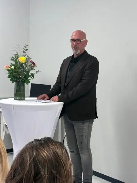 GF Christian Stadler begrüßte die Gäste in den neuen Räumlichkeiten. | Foto: Arge KiJuFa, Vanessa Derler