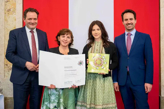 Bildungsminister Christoph Wiederkehr, Direktorin Carolin Staudacher und Klara Brantner von der MS III Weiz mit Umweltminister Norbert Totschnig bei der Preisverleihung in Wien (v. re.). | Foto: (c)BMLUK-Hemerka
