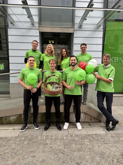 Der VKB Gmunden-Filialdirektor Patrick Mandic (l.) und sein Team freuen sich über die vielen Gespräche mit ihren Kunden während der "Weltsparzeit". | Foto: MeinBezirk/K. Müller