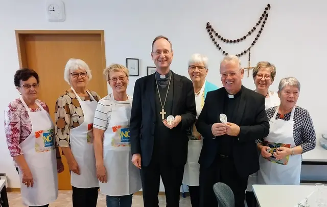 Weihbischof Turnovsky mit dem Herrn Pfarrer, 
 dem Vorstand der Senioren und Obfrau Gerti Hofstetter