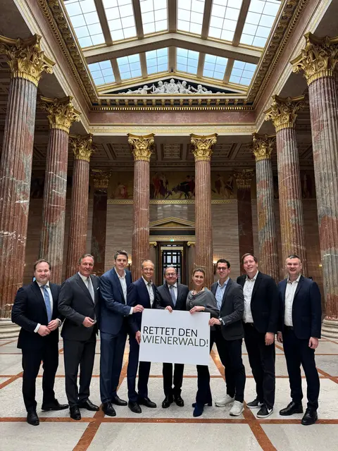 Die Initiative ist im Hohen Haus, mit dabei (v.l., alle ÖVP): Döbling-Bezirksvorsteher (19.) Daniel Resch, Hernals-Bezirksparteiobmann Manfred Juraczka, Ottakring-Bezirksparteiobmann Stefan Trittner, Nationalratsabgeordneter Stefan Gerstl, Nationalratsabgeordneter Peter Haubner, Hietzing-Bezirksvorsteherin Johanna Zinkl, Währing-Bezirksparteiobmann Olbiver Möllner, Liesing-Bezirksparteiobmann Patrick Gasselich und Penzing-Bezirksparteiobmann Andreas Eisenbock. | Foto: Initiative "Rettet den Wienerwald"