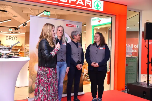 Geschäftsführerin Patricia Sepetavc holte Marktleiterin 
Mirjam Fellinger und ihren Stellvertreterinnen Sonja Otto und Natalie Strobl (v.l.) auf die Bühne.  | Foto: Barbara Fluckinger