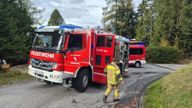 Die Feuerwehren Volders und Volderberg rückten mit vier Fahrzeugen an, um das ausgelaufene Öl zu binden. | Foto: ZOOM.TIROL/FF Volders