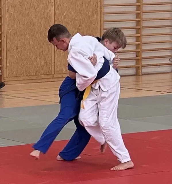 Leonard (weiß) beim Wettkampf. | Foto: Judo Team Wängle