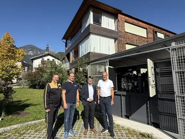 (v. l. n. r.): Feuerwehrkommandant Florian Prosch, Abteilungsleiter Infrastruktur Marktgemeinde Zirl Matthias Wild, Bürgermeister Thomas Öfner, Heimleiter Robert Kaufmann | Foto: MG Zirl