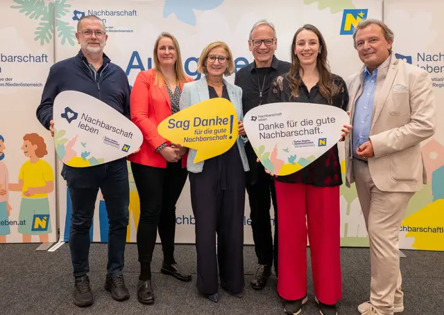 Andreas Leuthner vom Zeitpolster Team St. Pölten, die Leiterin der Telefonseelsorge Niederösterreich Dipl. Psych. univ. Ama Ramona Lovenson, Landeshauptfrau Johanna Mikl-Leitner, die beiden Keynote-Speaker Therapeut und Theologe Dr. Arnold Mettnitzer und Kulturanthropologin Bettina Ludwig  und Autor, Trainer, Vortragender, Moderator, PR-Berater und Selfness-Coach Dr. Manfred Greisinger beim dritten Symposium der Reihe „Kultur der guten Nachbarschaft“ der Kultur.Region.Niederösterreich. | Foto: NLK Filzwieser