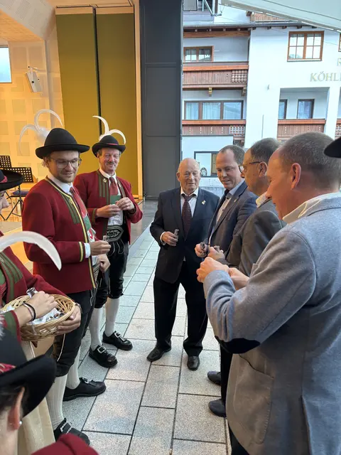 Natürlich wurde auch auf das Wohl des Jubilars gebührend angestoßen. | Foto: Schwarz