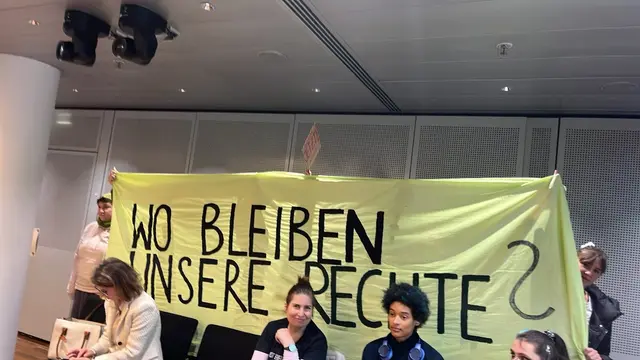 Bei der Innsbrucker Gemeinderatssitzung kam es zu unerwarteten Besuch in Form einer Protestaktion. | Foto: Bündnis bis alle Barrieren fallen