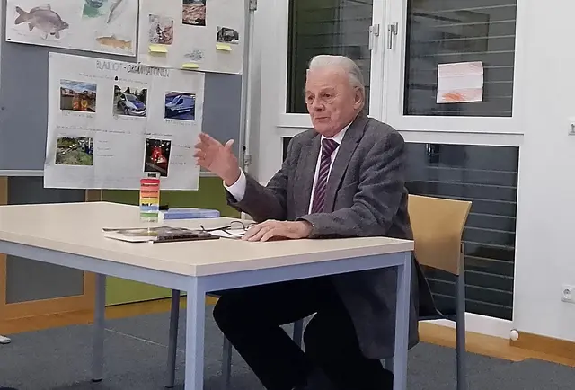 Als Referent für geschichtliche Themen und als begnadeter Geschichtenerzähler war Dujmovits bis ins hohe Alter tätig, hier 2022 in Neuberg. | Foto: Karl Knor