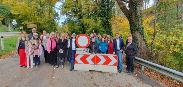 Mit einer gemeinsamen Aktion haben sich zahlreiche Bürgerinnen und Bürger der Siedlung Hinterhainbach versammelt, um auf die anhaltende Sperre der Sophienalpenstraße aufmerksam zu machen.  | Foto: ÖVP