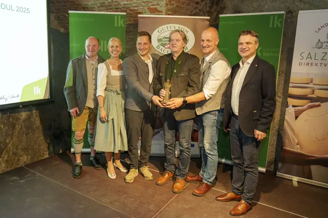 Unter 184 prämierten Milchprodukten wurde der „Kräuterprinz“ von Bio aus dem Tal als Gesamtsieger mit dem Salzburger Theodul ausgezeichnet. Die Kleinarl-Connection vermarktet die Milch ihrer drei Höfe in gemeinsamer Sache. Im Bild v. l. Obmann der Salzburger Direktvermarkter Willi Huttegger, Salzburger Landtagsabgeordnete Nicole Leitner, die Gewinner Markus Schaidreiter (Hirschleitenhof), Bernhard Fink Käsemeister, Rupert Viehhauser (Schwabhof) und LK-Präs. Rupert Quehenberger. | Foto: LK/Djuhic