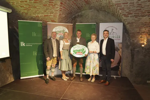 Der neue Teilnehmer aus dem Bezirk Tennengau der Initiative zur bäuerlichen Direktvermarktung Gutes vom Bauernhof“ erhielt am 17. Oktober 2025 im Rahmen der Milchprodukteprämierung Salzburger Theodul 2025 auf der Burg Hohenwerfen seine Hoftafel. Herzlich willkommen! Im Bild v. l.: Obmann der Salzburger Direktvermarkter Willi Huttegger, Salzburger Landtagsabgeordnete Nicole Leitner, Johannes Wallinger (Biohof Hasenpoint Abtenau), Geschäftsführerin von „Gutes vom Bauernhof“ Martina Ortner und LK-Präsident Rupert Quehenberger. | Foto: LK/Djuhic