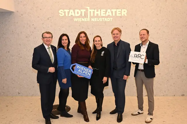 Kultur- und Tourismusstadtrat Franz Piribauer (ÖVP), Katharina Schick (Kuratorin Stadttheater), Wiener Alpen-Geschäftsführerin Mariella Klement-Kapeller, Stadttheater-Geschäftsführerin Maria Großbauer, Niederösterreich Werbung-Geschäftsführer Michael Duscher und LeParc****-Hoteldirektor Klement Petzner-Gumbo. | Foto: Wiener Alpen/Sonja Pohl