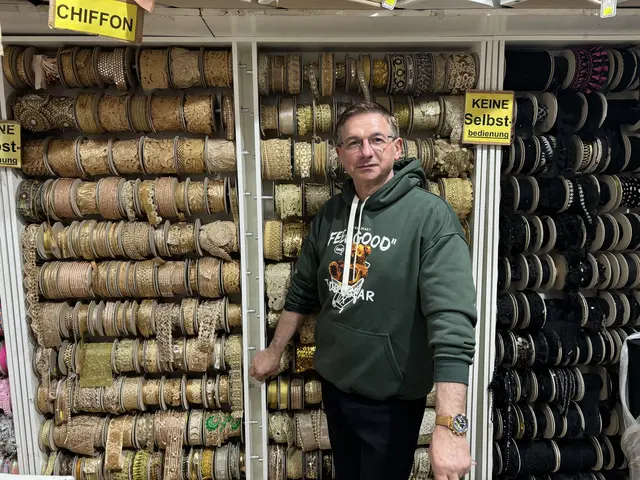 43 Jahre lang hat Petr Voskov "Davris Fashion" in Favoriten geleitet, die sieben Jahre zuvor gemeinsam mit seinem Vater. Damit ist nun Schluss, erzählt der Geschäftsführer MeinBezirk. | Foto: Nathanael Peterlini/MeinBezirk
