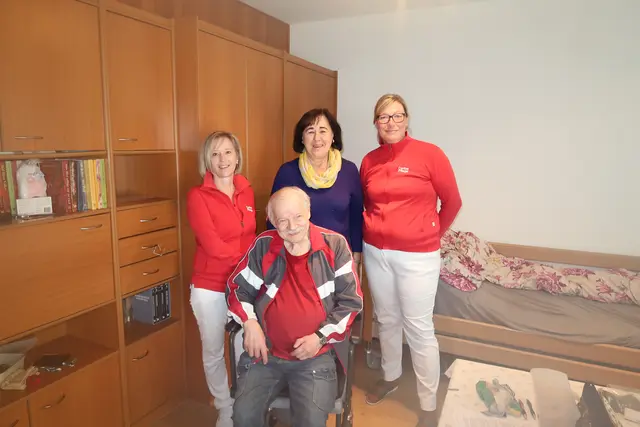 v.l.: Caritas Einsatzleiterin Silvia Gassner, Bgm. Juliana Günther und Caritas Pflegeverantwortliche Barbara Mistelbacher mit Josef Payreder. | Foto: Marktgemeinde Kematen/Ybbs
