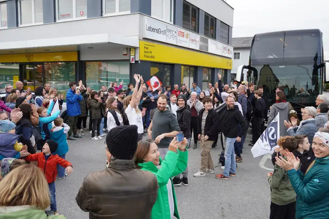 Mit Jubel empfingen Unterstützer, Freunde und Familienmitglieder die erfolgreiche Musiker bei ihrer Heimkehr.  | Foto: privat