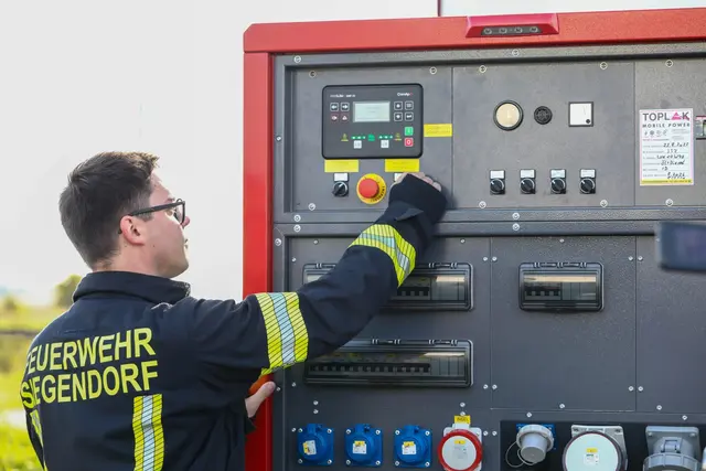 Im Rahmen der Strommangellage-Übung beim Reinhaltungsverband Region Neusiedler See Westufer unterstützte die Freiwillige Feuerwehr Siegendorf mit einem Notstromaggregat. | Foto: LMS