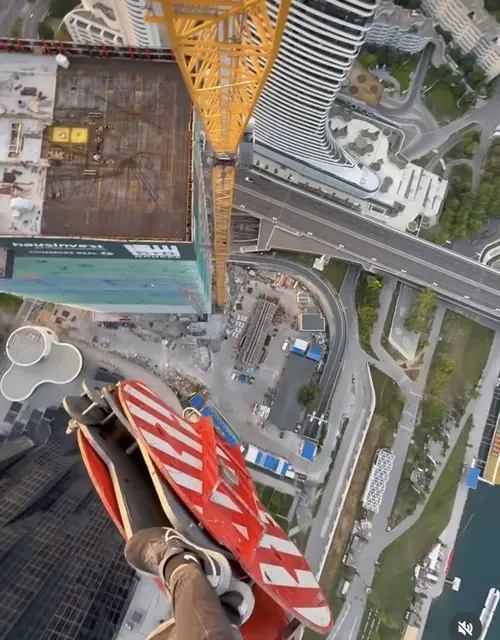 Gefährliche Aktionen wie diese sorgen für Tausende Klicks auf Instagram. Doch auch die Polizei schaut sich solche Videos genauer an. | Foto: Instagram/a.novak21