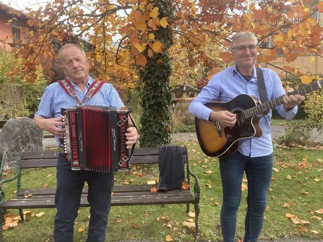 Die beiden Musiker von li. nach re.: Hans Kröll und Charly Trummer luden zum Mitklatschen ein!