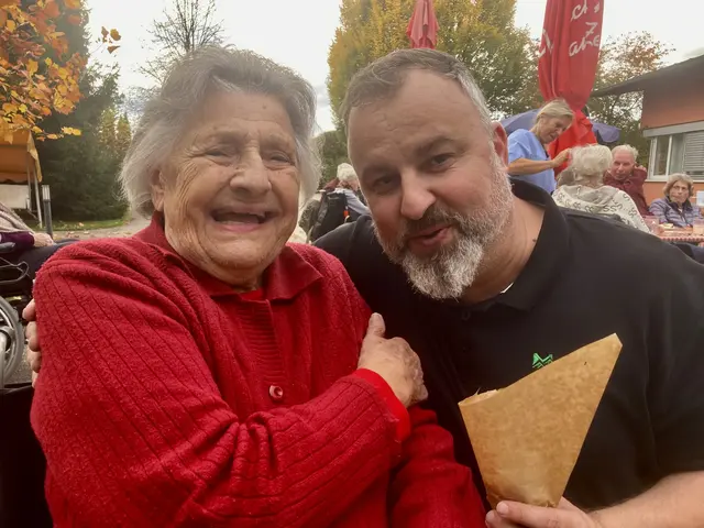 Hausleiter Josef Kurzmann hatte, wie schon im Vorjahr, offenbar das Wetter gepachtet: Angenehme Temperaturen begleiteten das Fest, und selbst der Regen wartete geduldig bis zum Ende der Veranstaltung. Im Bild mit Margarethe Kotzmuth.
