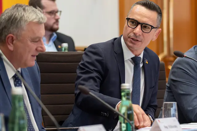 Hergovich leitet die Tagung der Intergroup in Eisenstadt und Donnerskirchen. | Foto: Landesmedienservice Burgenland/Hans Christian Gmasz