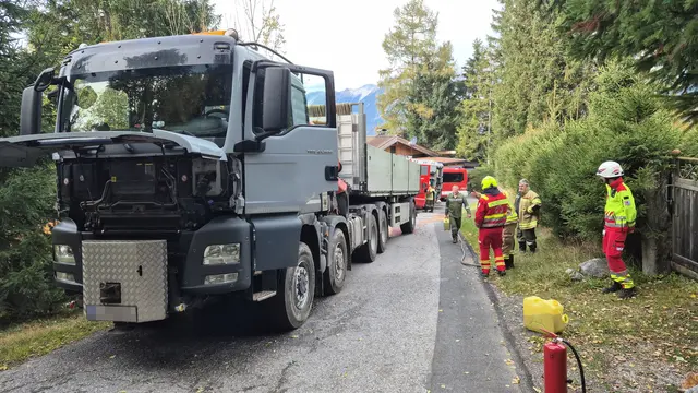 Einsatz in Großvolderberg: Nach einem Motorschaden stand ein Lkw in Flammen, der Fahrer konnte das Feuer rechtzeitig löschen. | Foto: ZOOM.TIROL/FF Volders