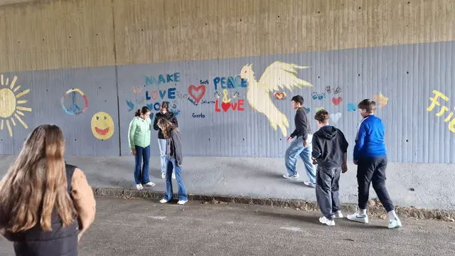 Sonne, Smiley und Herzen schmücken als sichtbare Zeichen die Wand der Unterführung. | Foto: Romapastoral